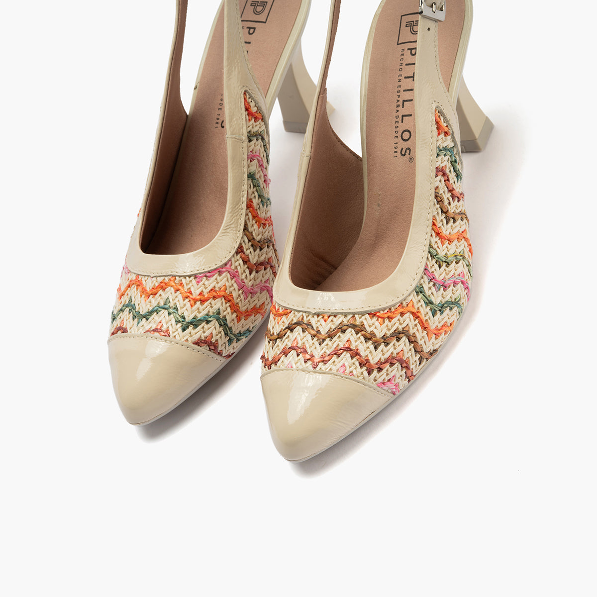 Zapato destalonado con tacón alto, punta fina y piel charol y rafia Crema