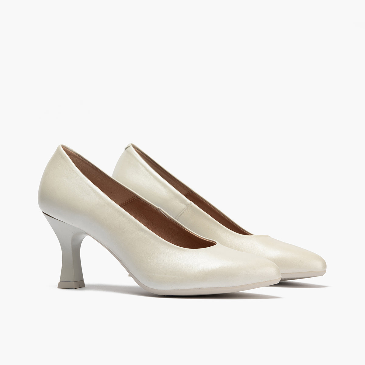 Zapato de salón con tacón alto y punta fina Plata