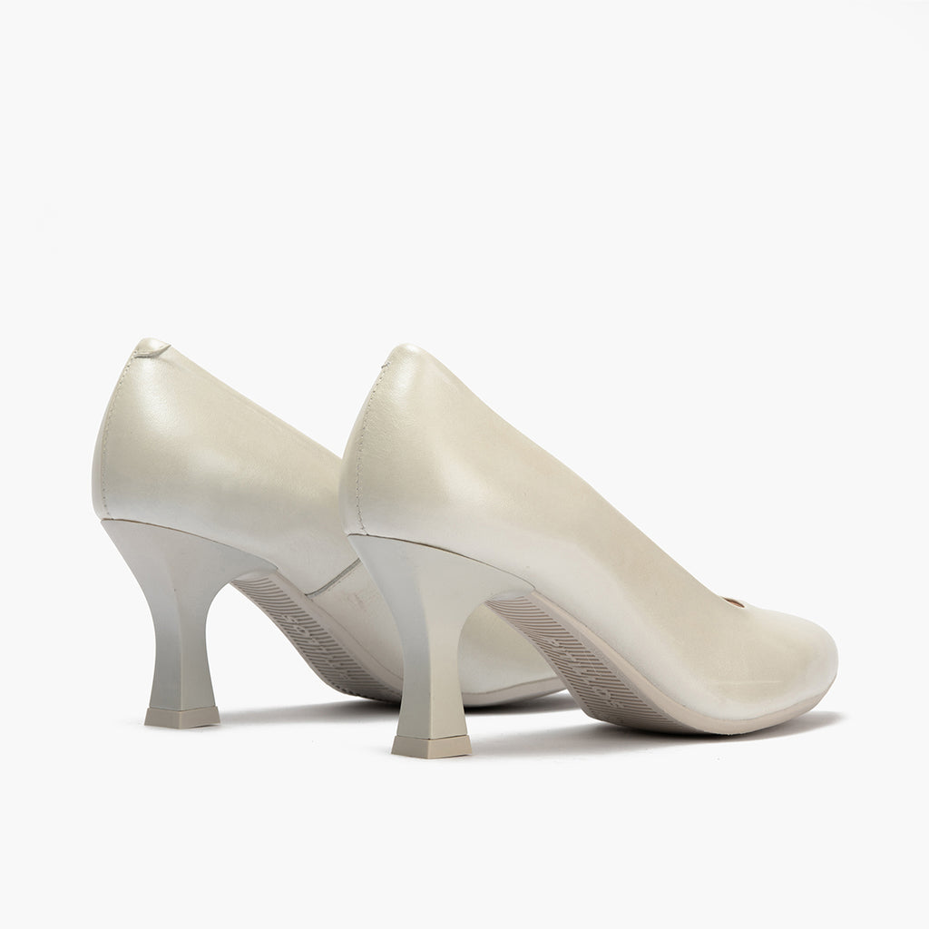 Zapato de salón con tacón alto y punta fina Plata