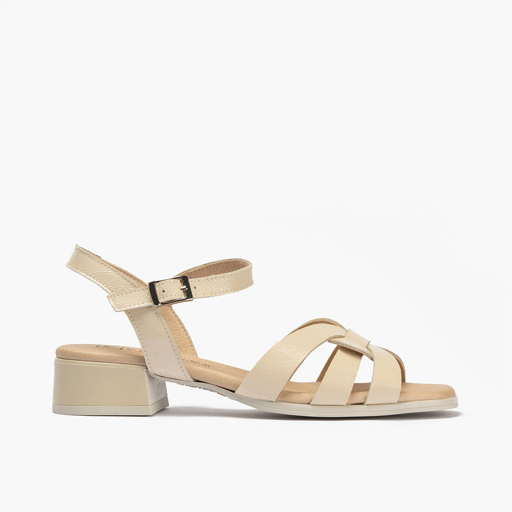 Sandalia con tacón bajo y pulsera Crema