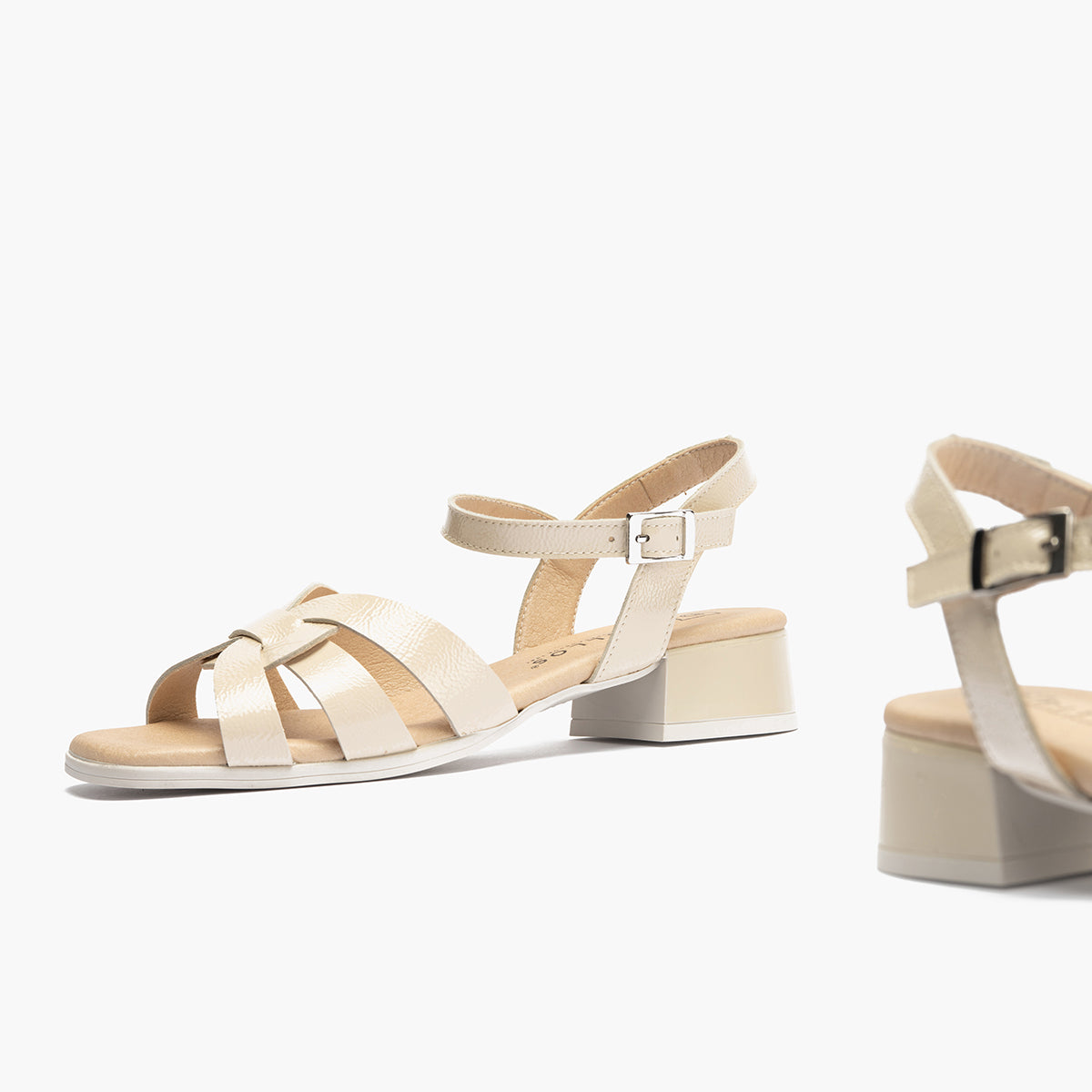 Sandalia con tacón bajo y pulsera Crema