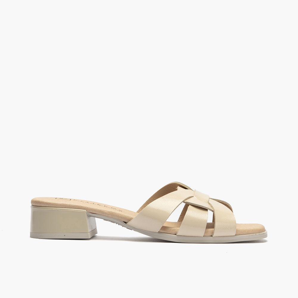 Sandalia con tacón bajo tipo mule Crema
