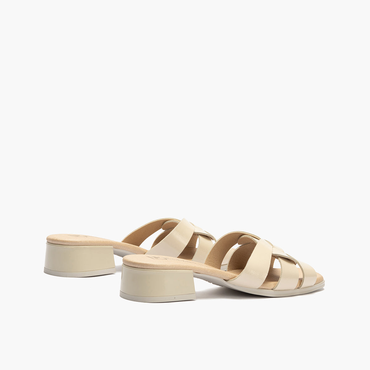 Sandalia con tacón bajo tipo mule Crema