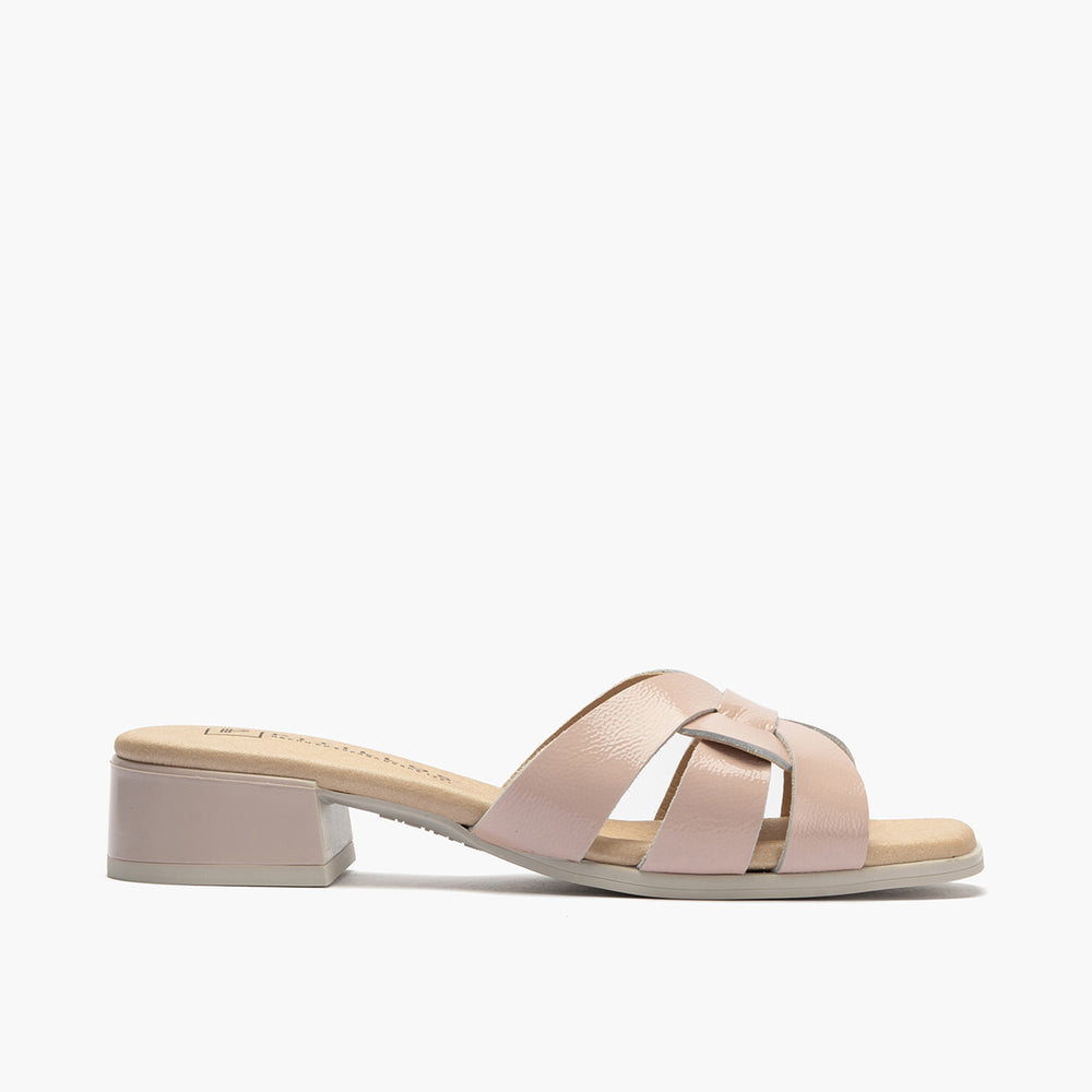 Sandalia con tacón bajo tipo mule Nude