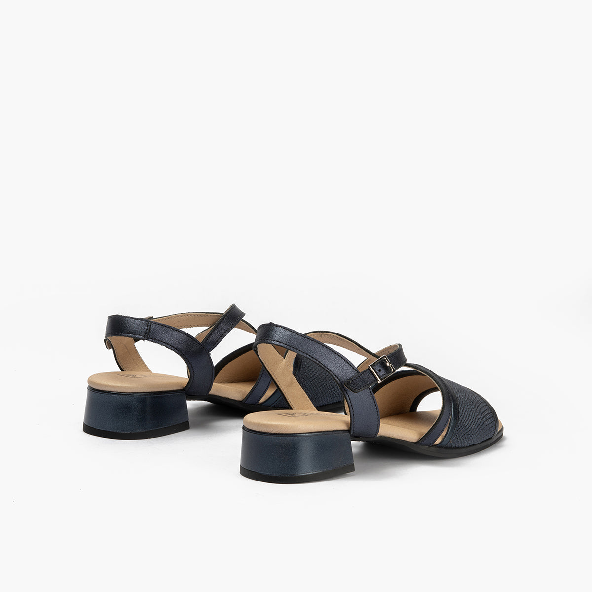 Sandalia con tacón bajo y pulsera cruzada Marino