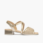 Sandalia con tacón bajo y pulsera cruzada Oro