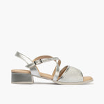 Sandalia con tacón bajo y pulsera cruzada Plata