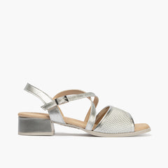 Sandalia con tacón bajo y pulsera cruzada Plata