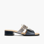 Sandalia con tacón bajo tipo mule y detalle metalizado Marino