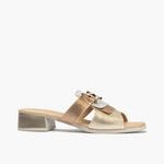 Sandalia con tacón bajo tipo mule y detalle metalizado Oro