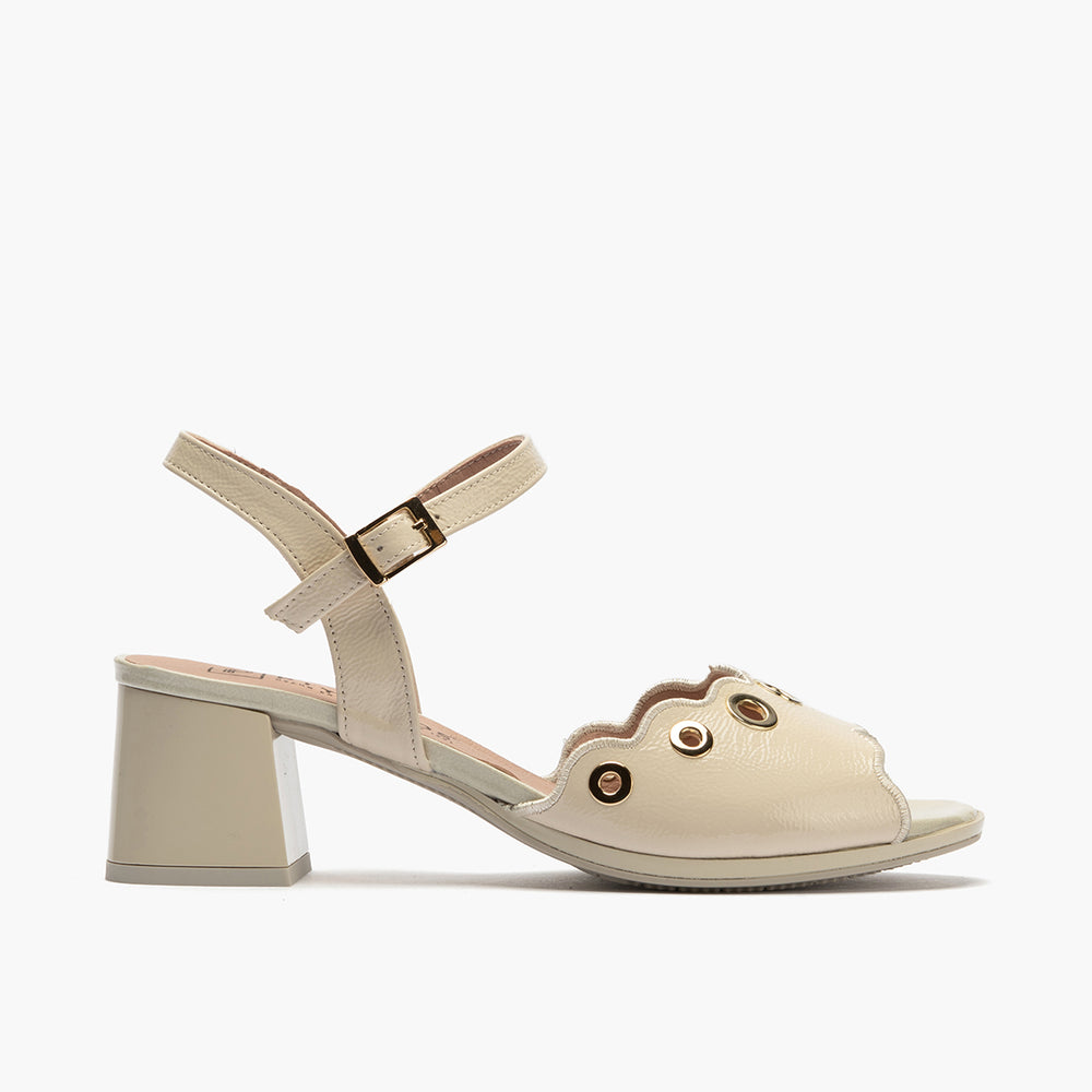 Sandalia con tacón medio, detalles metalizados y pulsera Crema