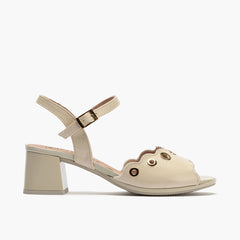 Sandalia con tacón medio, detalles metalizados y pulsera Crema