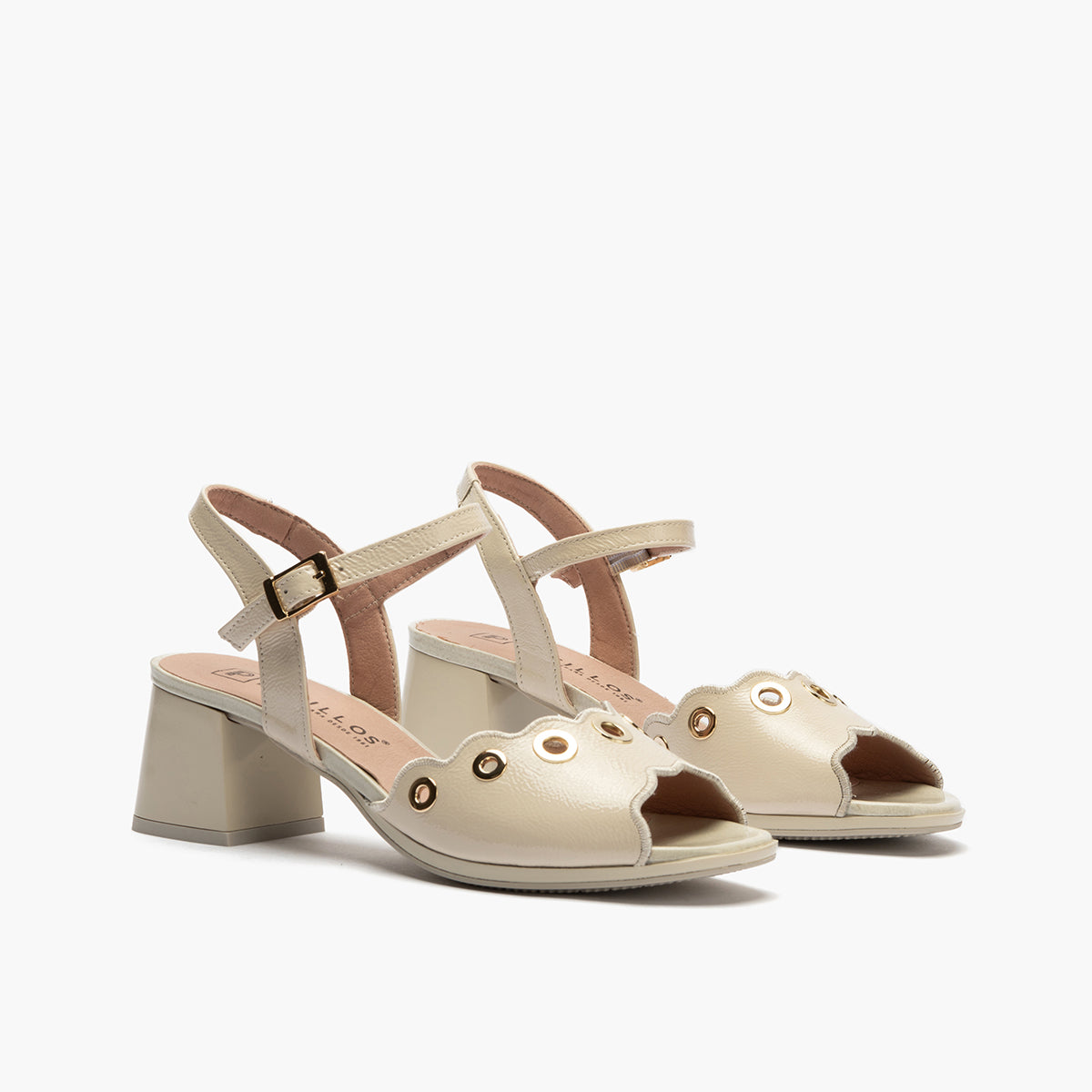 Sandalia con tacón medio, detalles metalizados y pulsera Crema