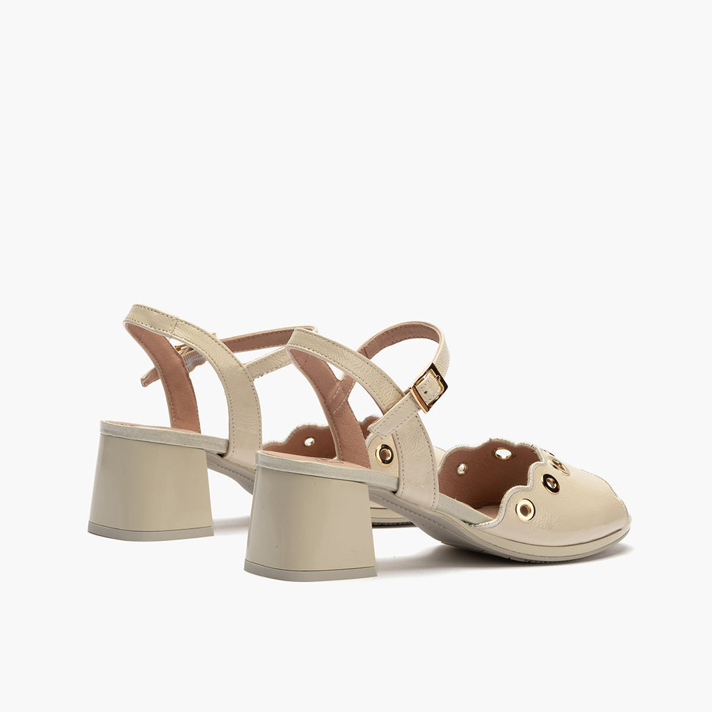 Sandalia con tacón medio, detalles metalizados y pulsera Crema