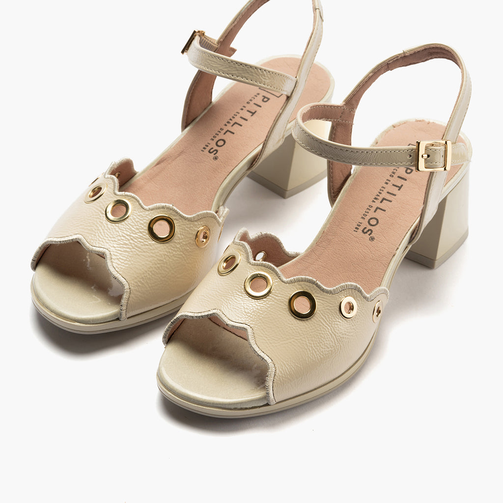 Sandalia con tacón medio, detalles metalizados y pulsera Crema