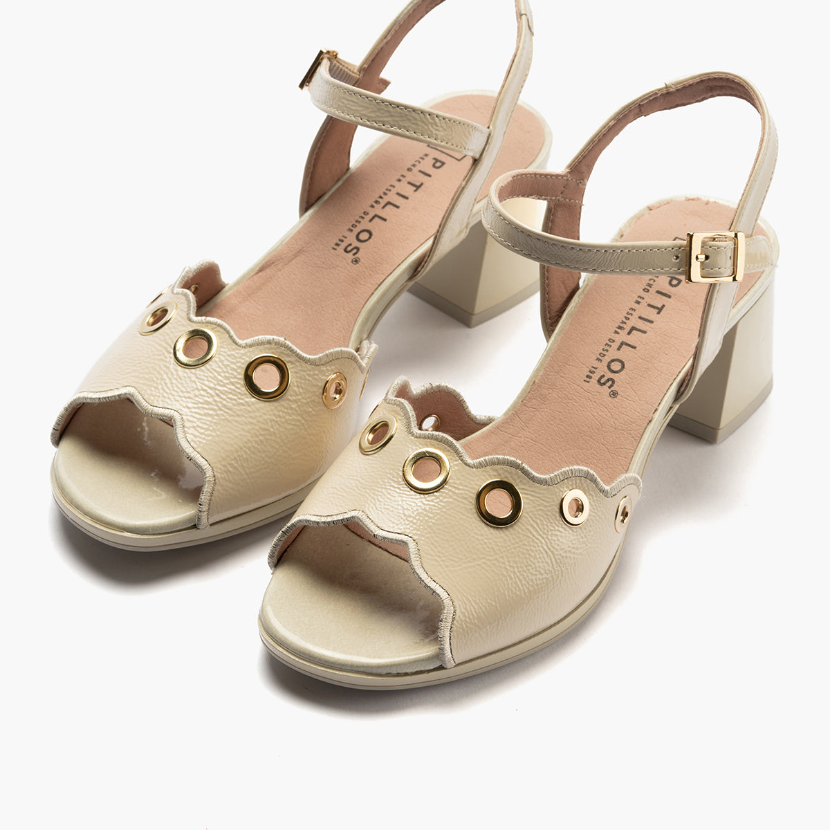 Sandalia con tacón medio, detalles metalizados y pulsera Crema