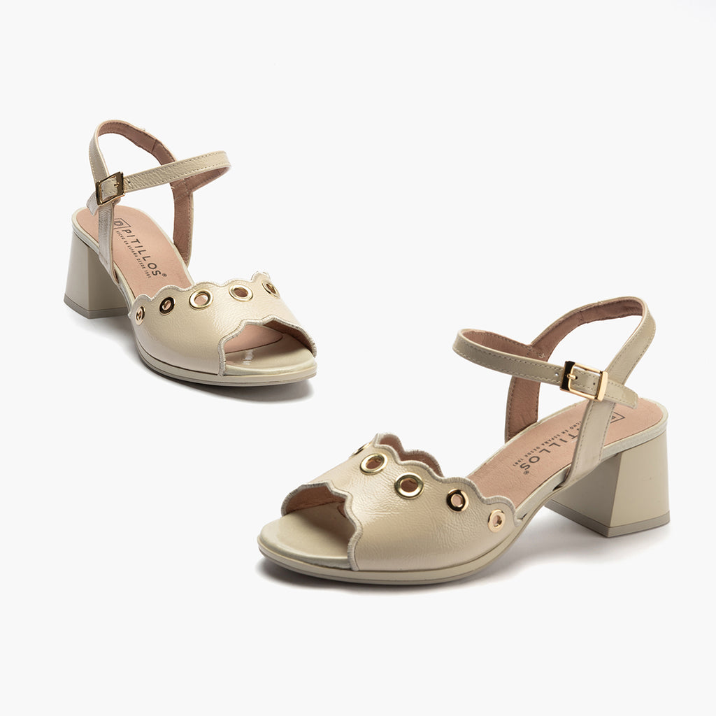 Sandalia con tacón medio, detalles metalizados y pulsera Crema