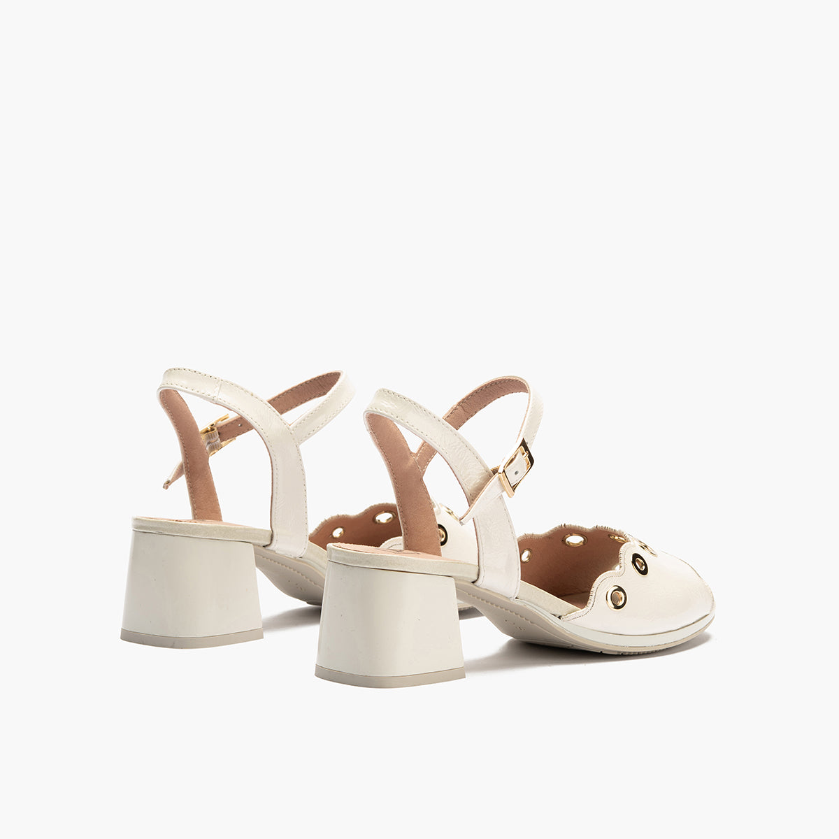 Sandalia con tacón medio, detalles metalizados y pulsera Glacial