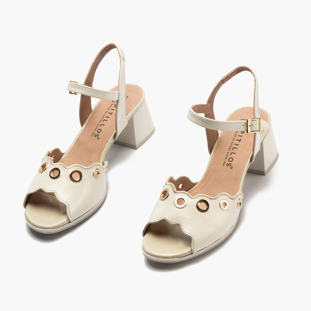 Sandalia con tacón medio, detalles metalizados y pulsera Glacial