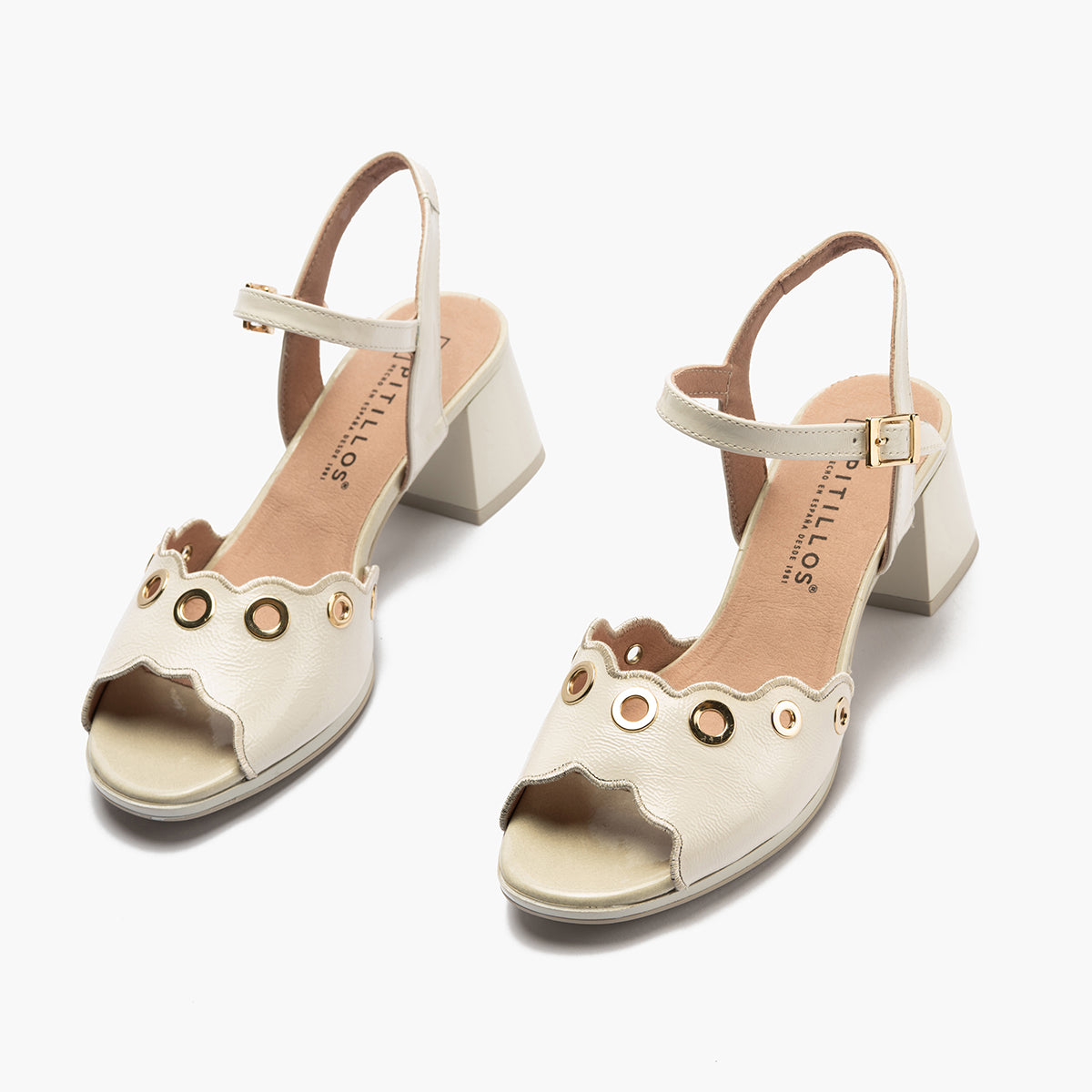 Sandalia con tacón medio, detalles metalizados y pulsera Glacial