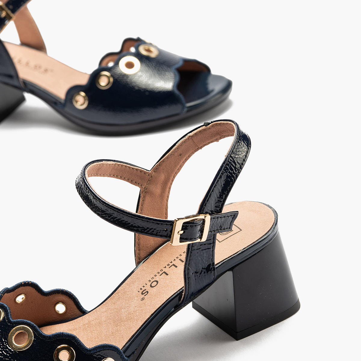 Sandalia con tacón medio, detalles metalizados y pulsera Marino