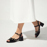 Sandalia con tacón medio, detalles metalizados y pulsera Negro