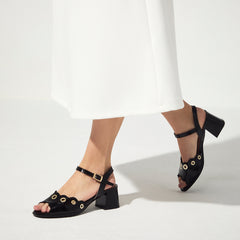 Sandalia con tacón medio, detalles metalizados y pulsera Negro