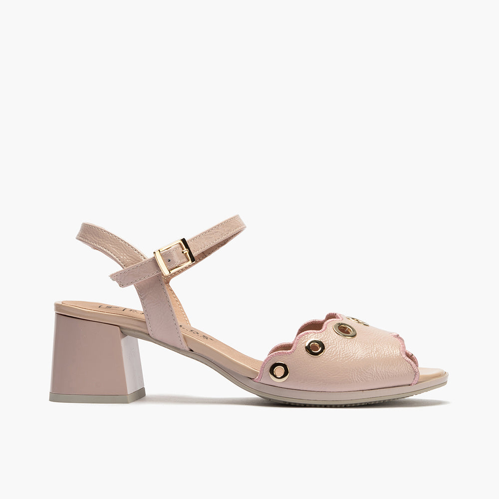Sandalia con tacón medio, detalles metalizados y pulsera Nude