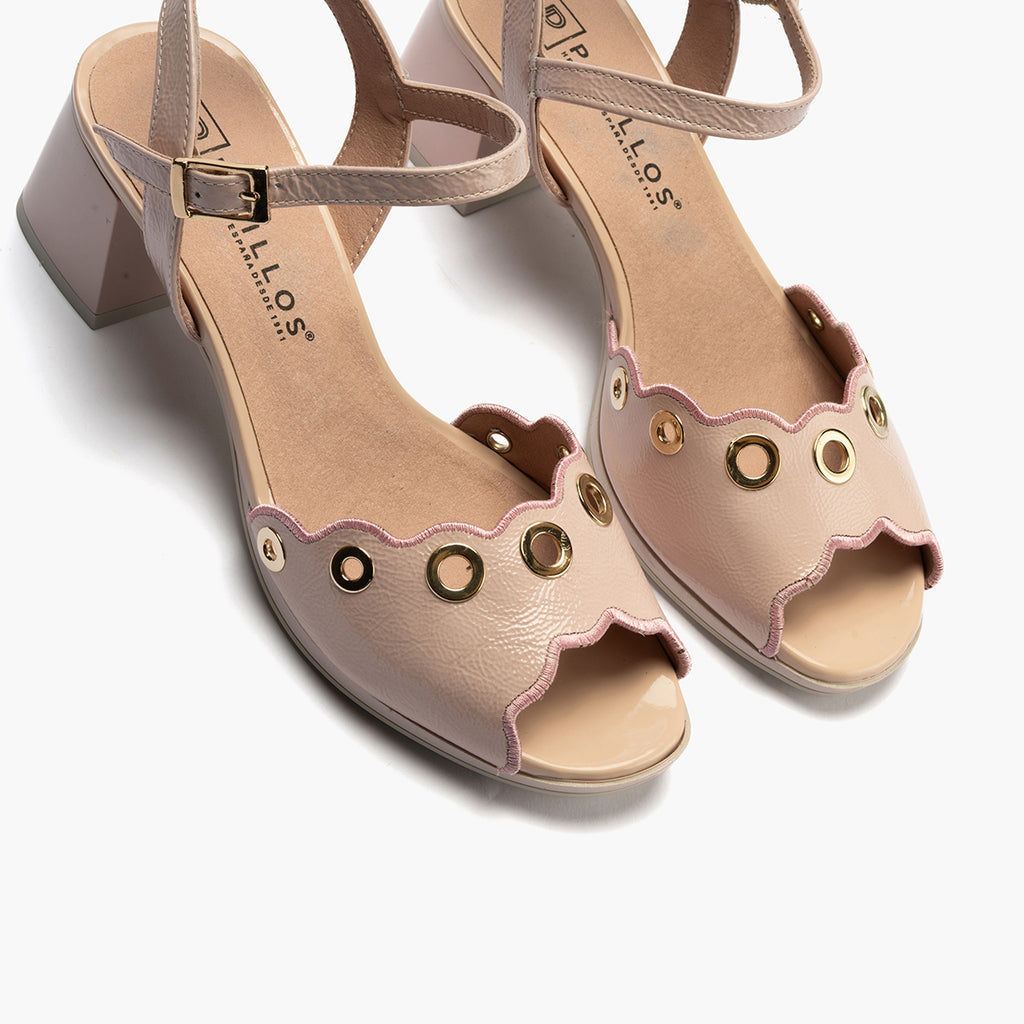 Sandalia con tacón medio, detalles metalizados y pulsera Nude