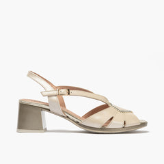 Sandalia con tacón medio y cruzados, con detalles metalizados Oro