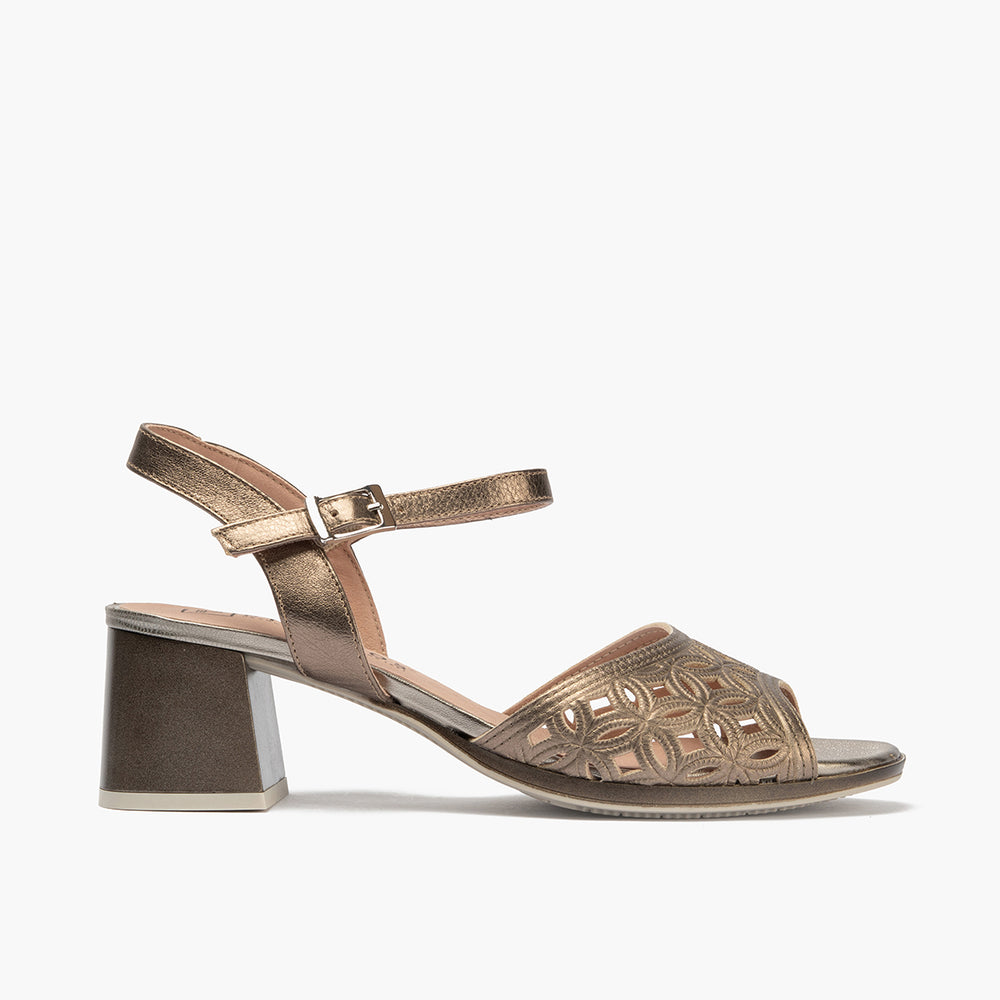 Sandalia con detalles metalizados, tacón medio y pulsera Bronce