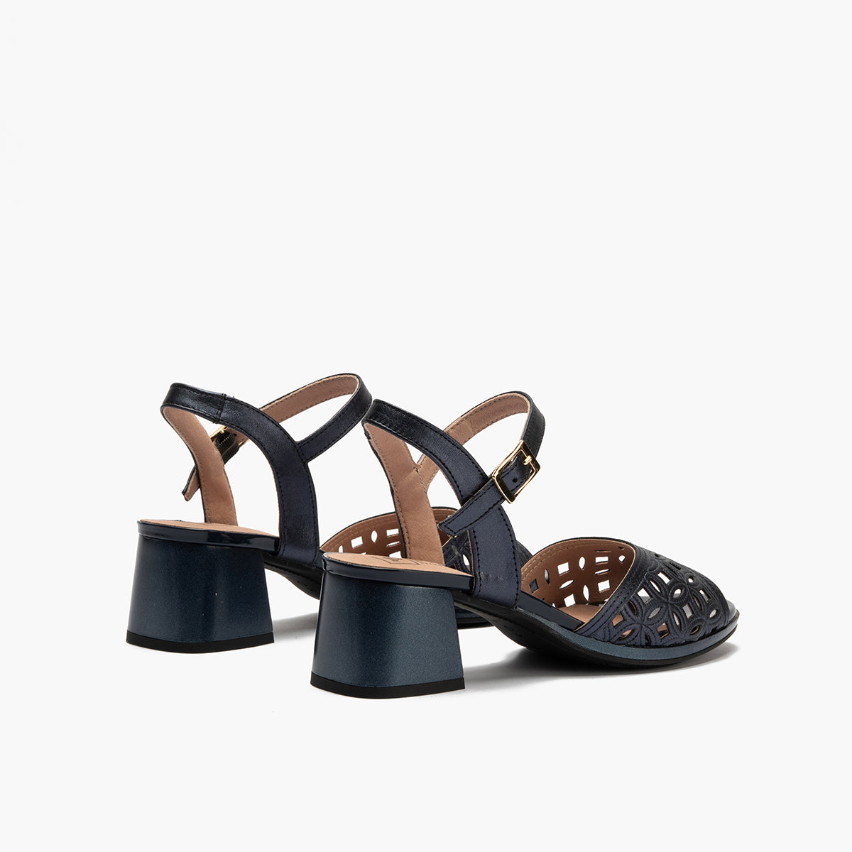 Sandalia con detalles metalizados, tacón medio y pulsera Marino