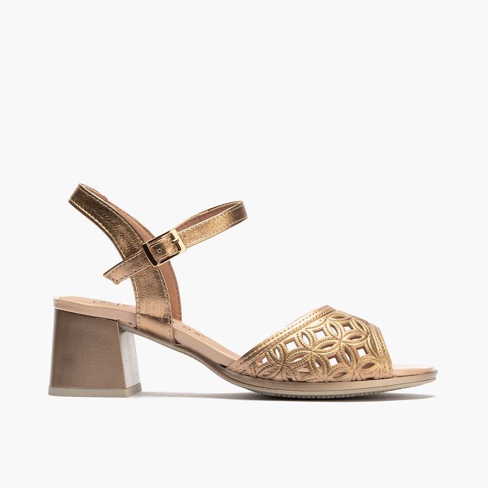 Sandalia con detalles metalizados, tacón medio y pulsera Nude