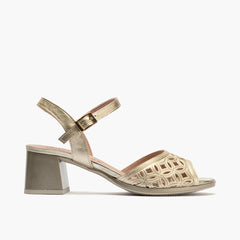 Sandalia con detalles metalizados, tacón medio y pulsera Oro