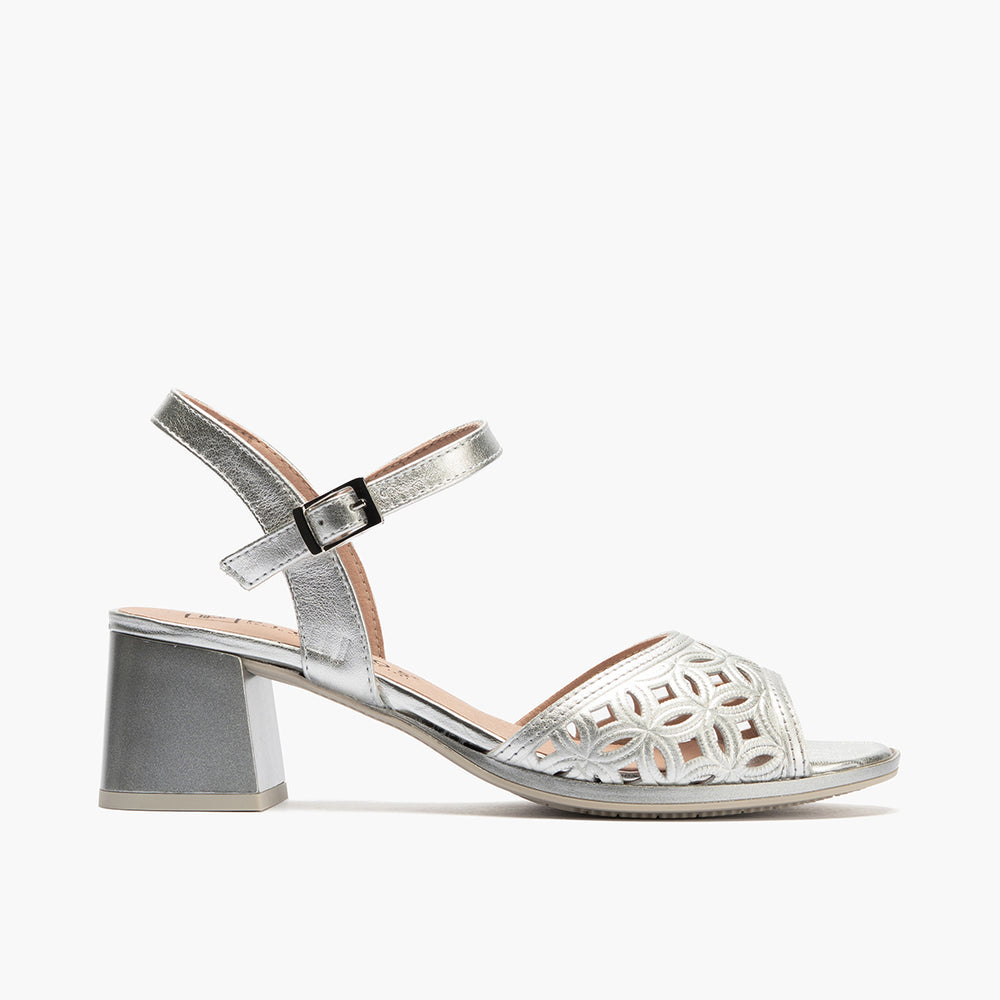Sandalia con detalles metalizados, tacón medio y pulsera Plata