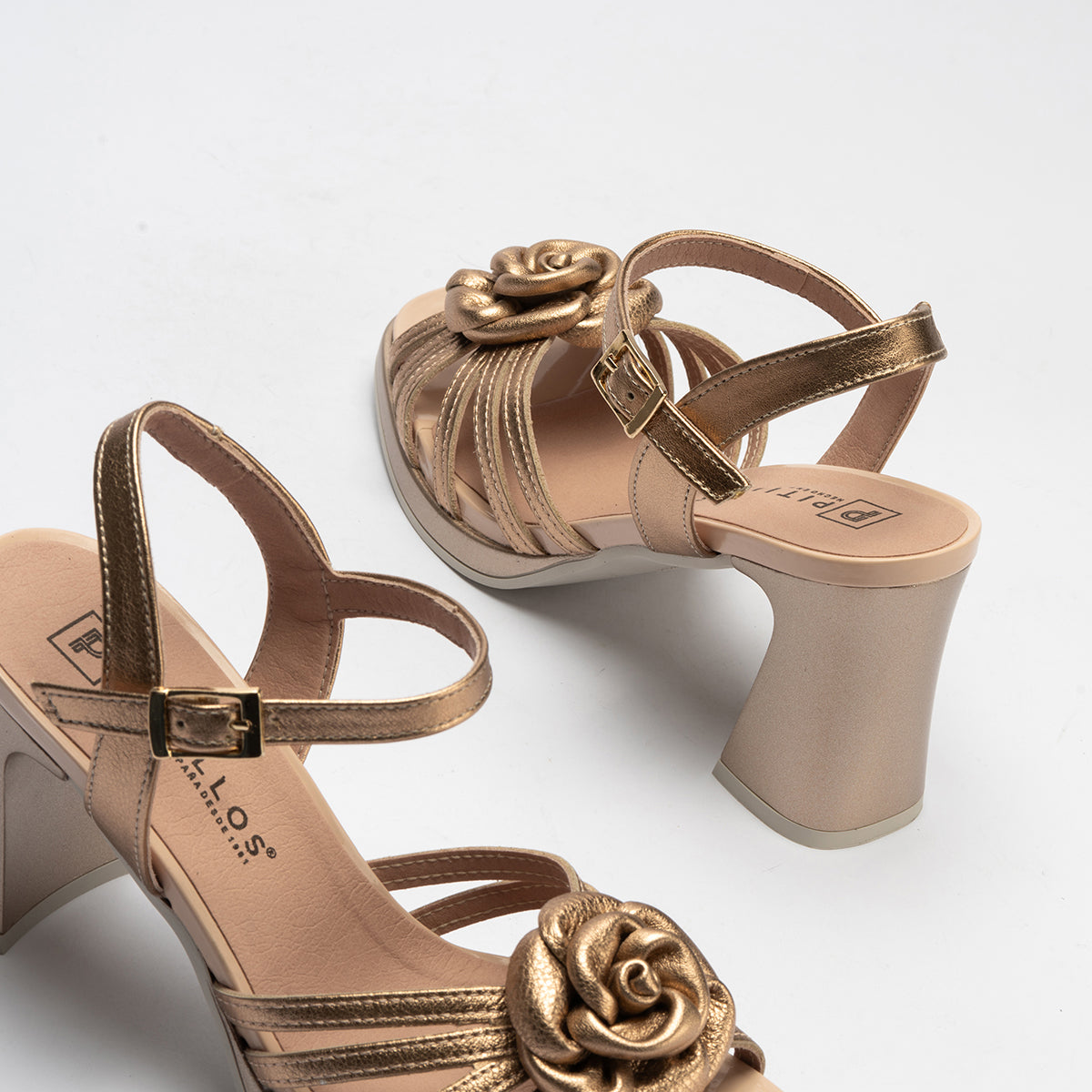 Sandalia con tacón alto, pulsera y detalle floral metalizado Nude