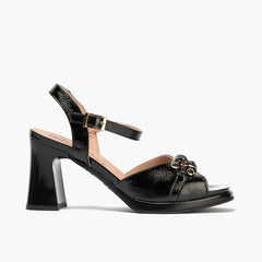 Sandalia con tacón alto, pulsera y detalle de adorno Negro