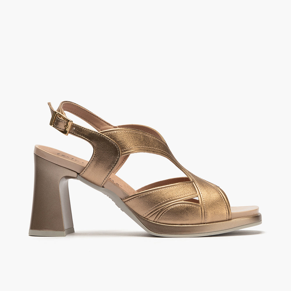 Sandalia con tacón alto y detalles metalizados Nude