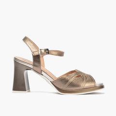 Sandalia con tacón alto, pulsera y detalles metalizados Bronce