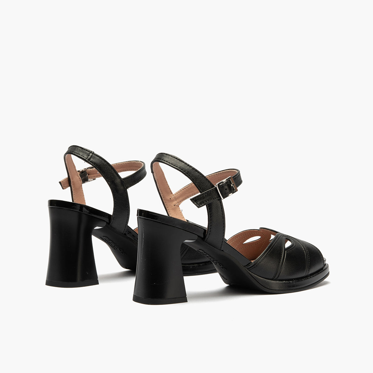 Sandalia con tacón alto, pulsera y detalles metalizados Negro
