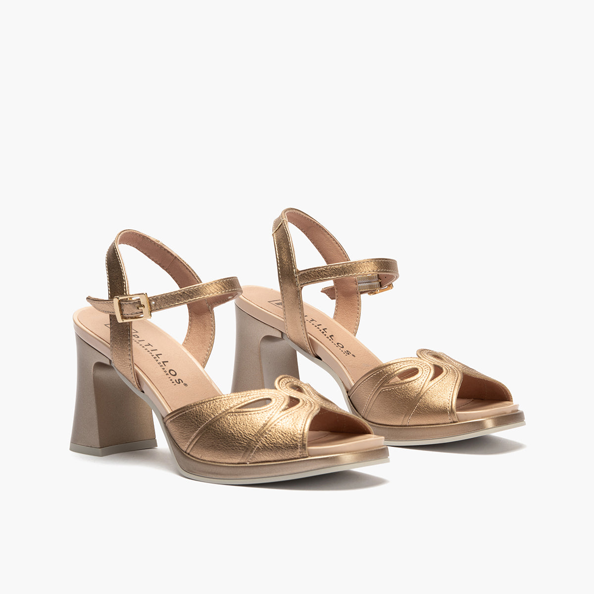 Sandalia con tacón alto, pulsera y detalles metalizados Nude