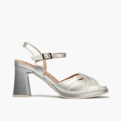 Sandalia con tacón alto, pulsera y detalles metalizados Plata