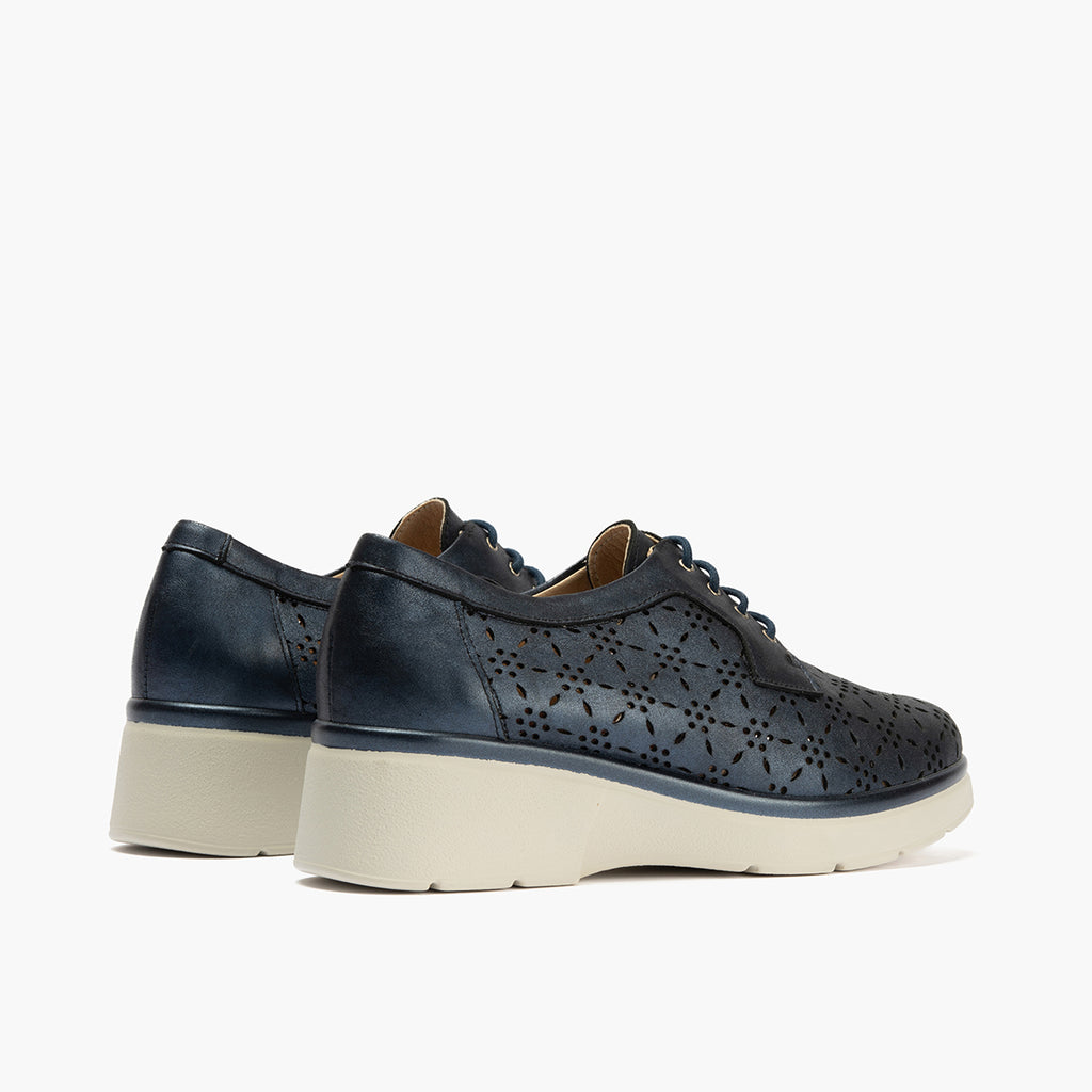 Blucher con cordones, cuña y piel fantasía Marino