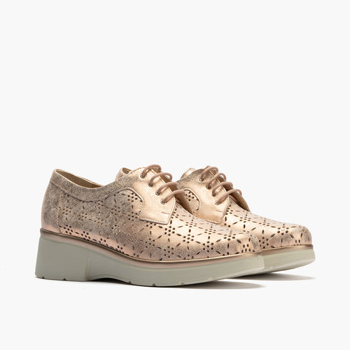 Blucher con cordones, cuña y piel fantasía Nude