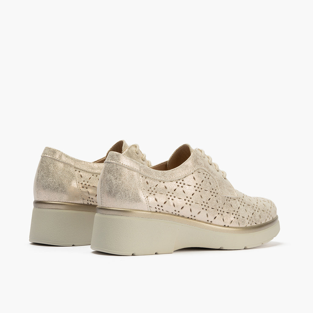 Blucher con cordones, cuña y piel fantasía Oro