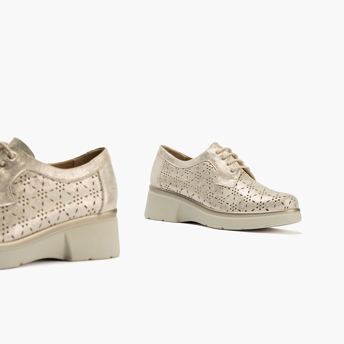 Blucher con cordones, cuña y piel fantasía Oro