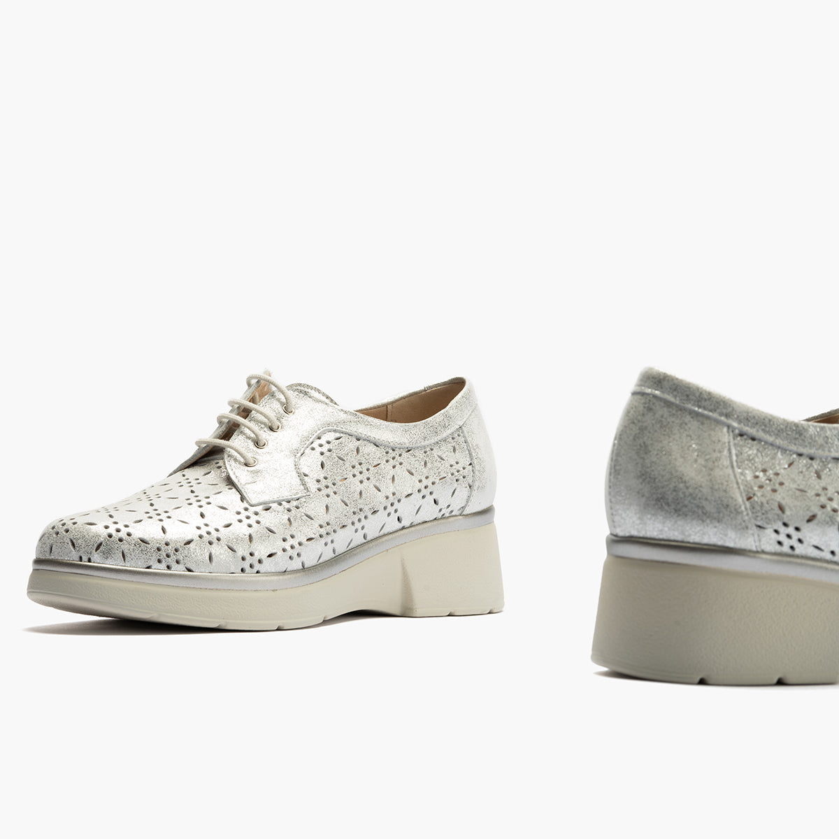 Blucher con cordones, cuña y piel fantasía Plata