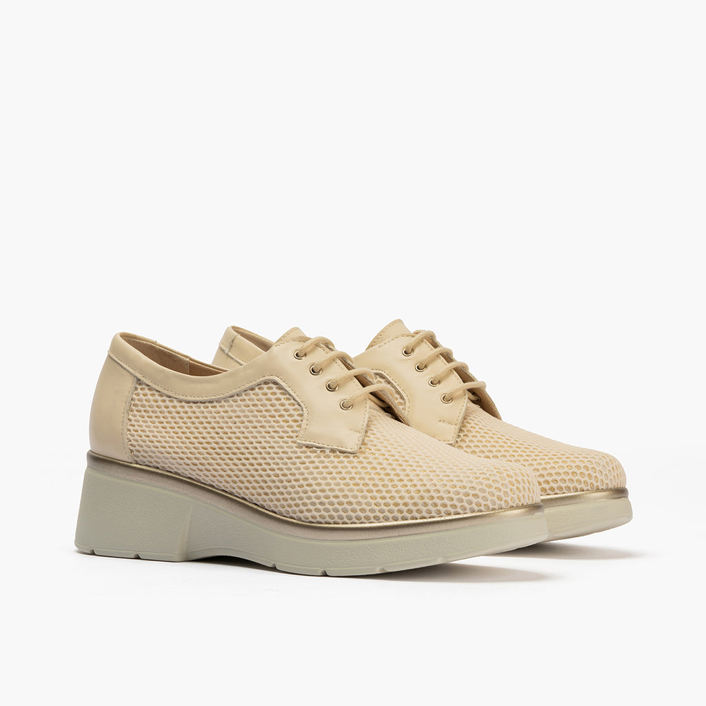 Blucher con cordones, cuña y tejido Crema