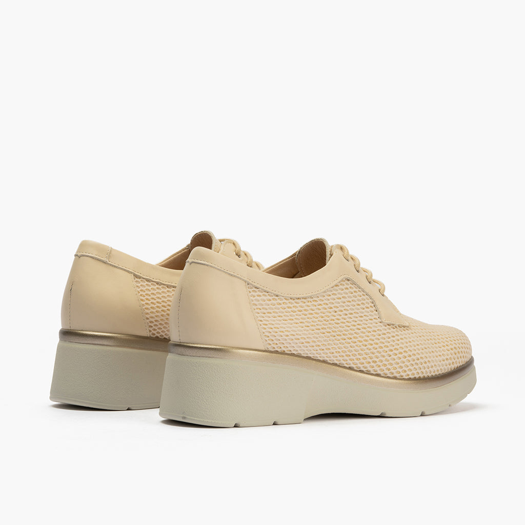 Blucher con cordones, cuña y tejido Crema