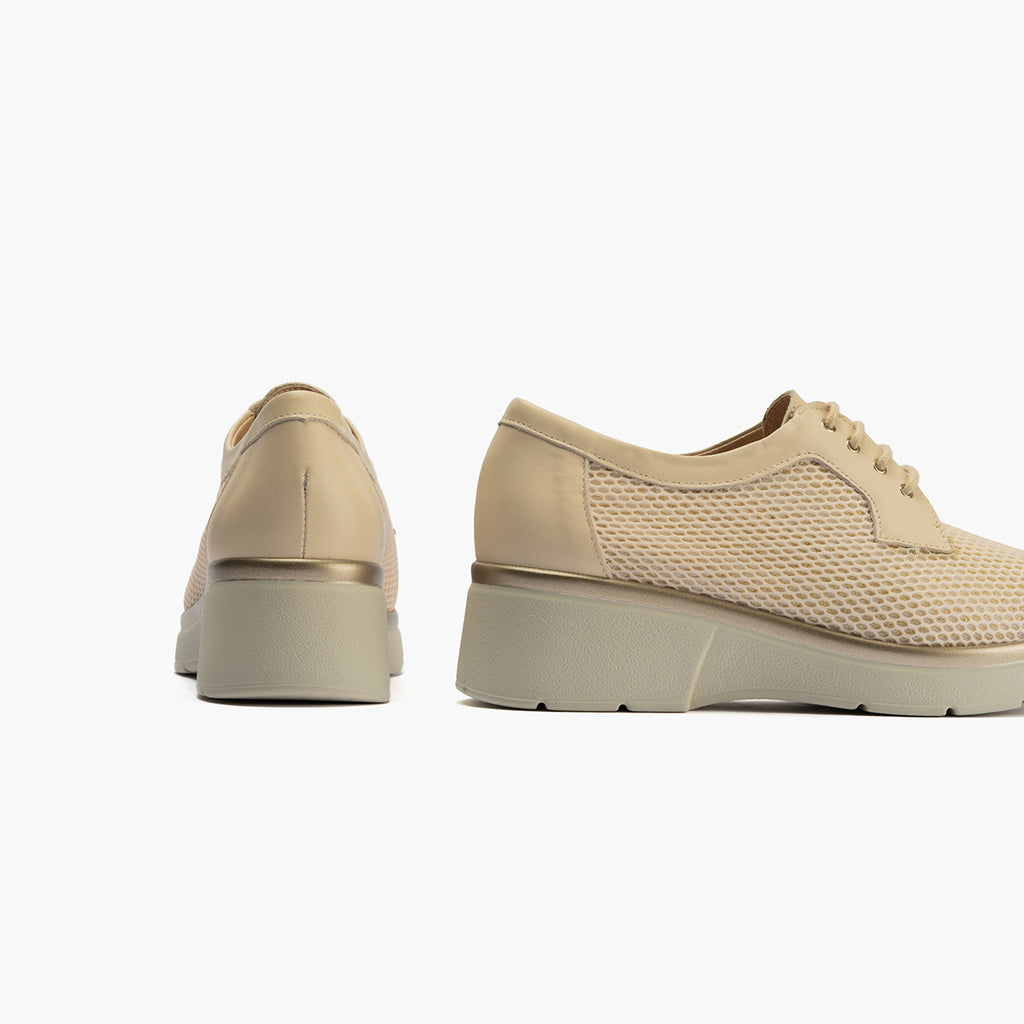 Blucher con cordones, cuña y tejido Crema